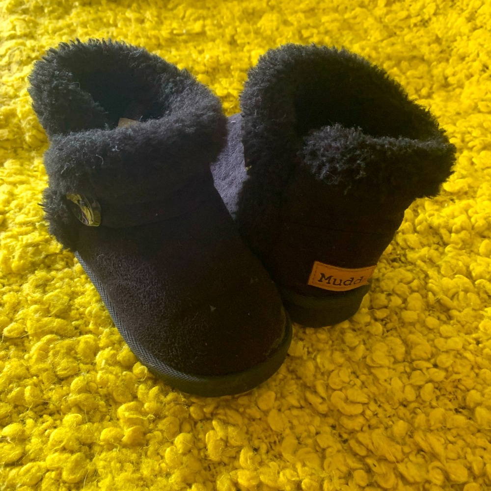 Kids size 7 Mudd booties 🖤!